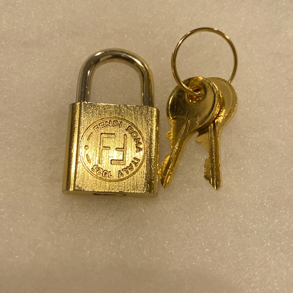 FENDI lock and two key keys 🔐 great condition